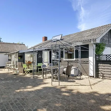 Two-bedroom Holiday In בית נופש